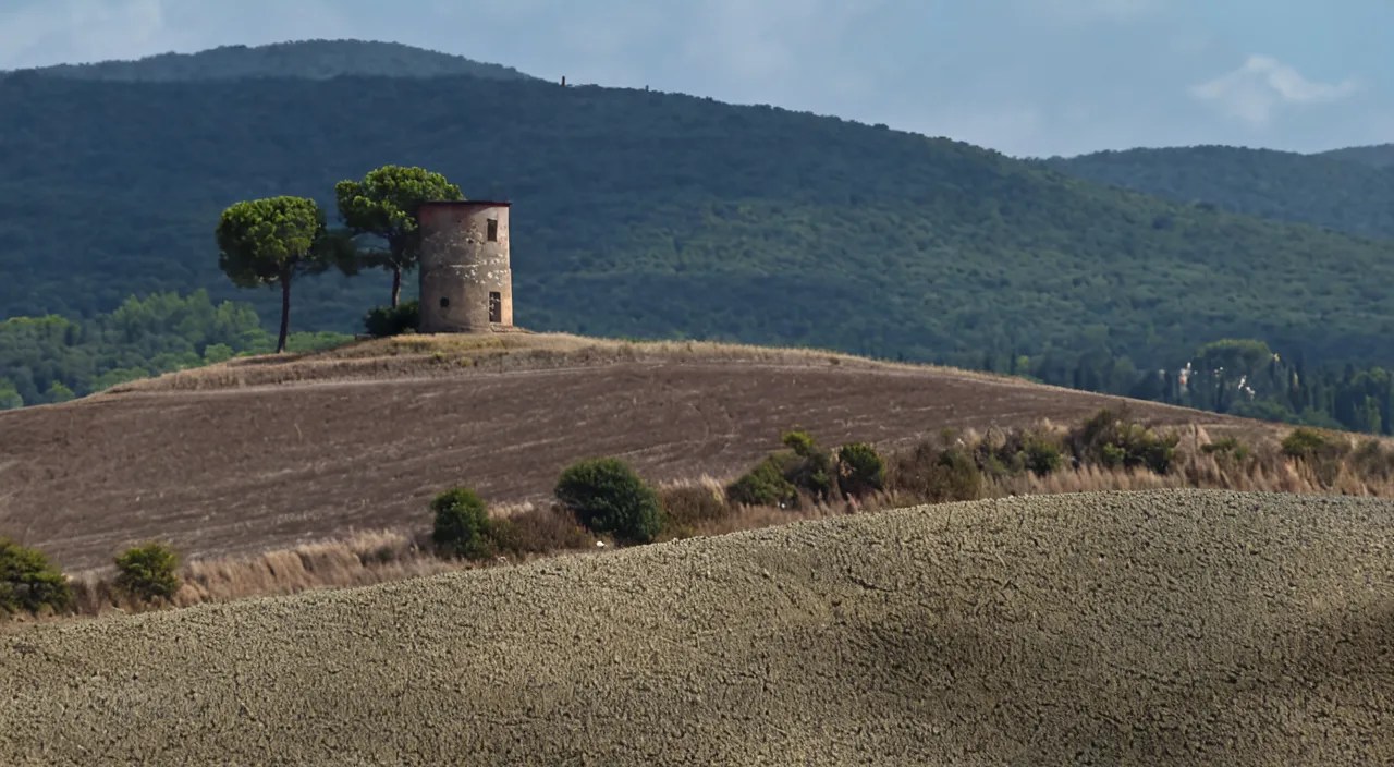 Granaio a forma di torre nelle campagne toscane nei pressi di Bibbona.